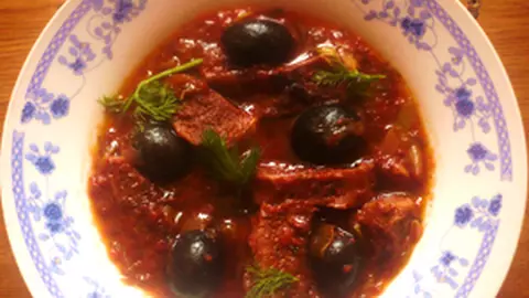 Limba de porc cu praz si masline