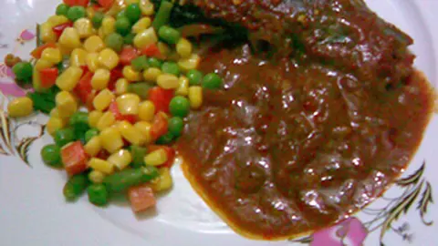 Peste cu sos si garnitura de legume