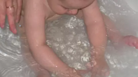 Sunt mare...deci fac baita in cada mare