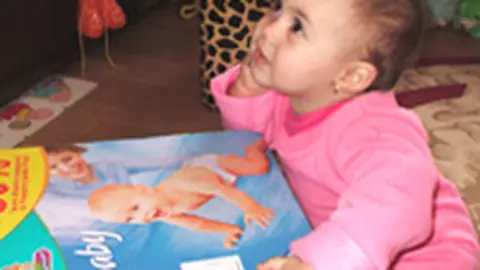 Alesia si bebelusul de pe pachetul de scutece