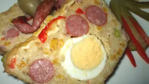 Chec cu cascaval, cabanos si oua