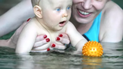 Lectia de inot. Ajuta-l sa invete!