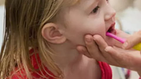 "Evalueaza-ti sanatatea dentara", campanie de informare cu privire la igiena orala