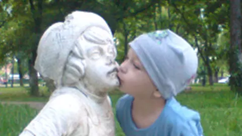 Un baietel ajuta o fetita