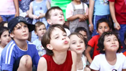 SOS Satele Copiilor impreuna cu NIVEA dau startul campaniei pentru "O copilarie frumoasa"