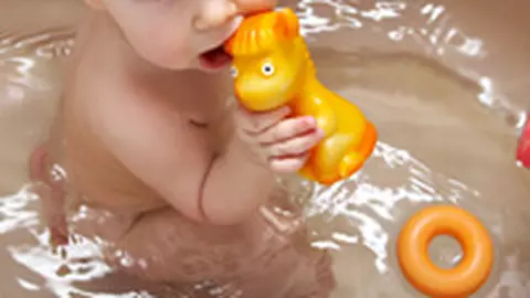 Un nou sport: aruncatul jucariilor