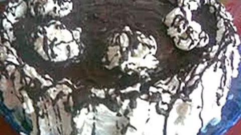 Tort cu frisca, fructe si glazura de ciocolata