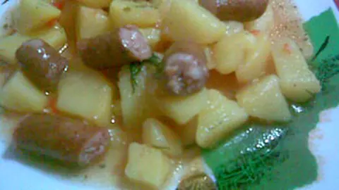 Mancare de cartofi cu carnati afumati