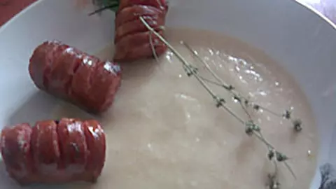 Fasole batuta cu carnati