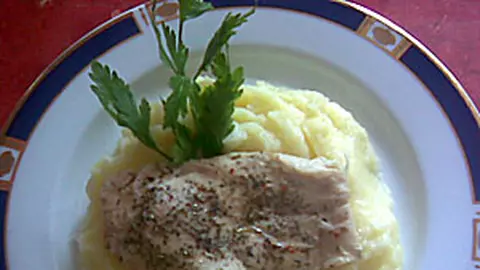 Piept de pui aromat, cu piure de cartofi