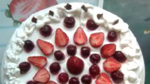 Tort cu frisca si fructe