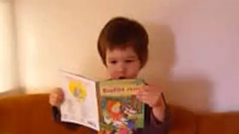 Anastasia citeste o poveste