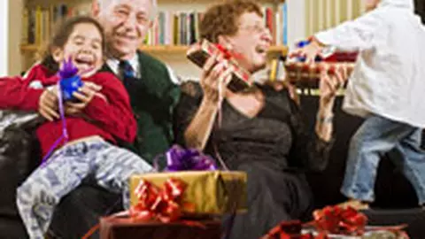 Nu exista Mos Craciun? Cine ne aduce cadouri?