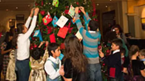 2 brazi de Craciun au fost impodobiti la Athenee Palace Hilton pentru a ajuta copiii defavorizati