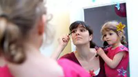 Secretele mamei ocupate - machiajul fetei in doar trei minute