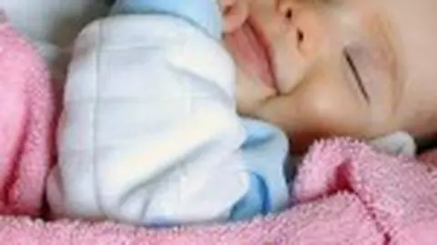 Cat doarme un nou nascut