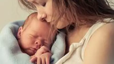 Nastere - 6 simptome care trebuie sa te ingrijoreze dupa ce ai nascut