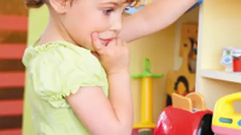 Cum sa iti implici copilul in treburile casnice