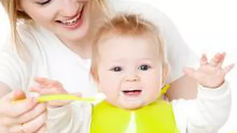 Cât trebuie să mănânce? Ghid în primul an