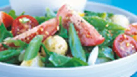 Salata de cartofi, fasole si rosii cu gremolata