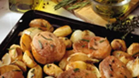 Cotlete de porc cu ceapa, cartofi si verdeata la cuptor