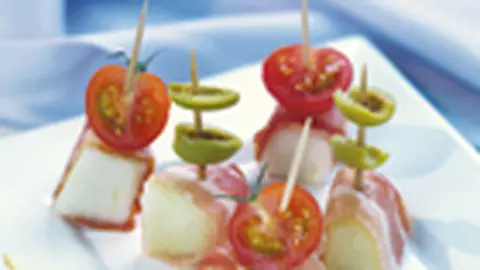 Pepene galben cu jambon afumat, rosii si masline