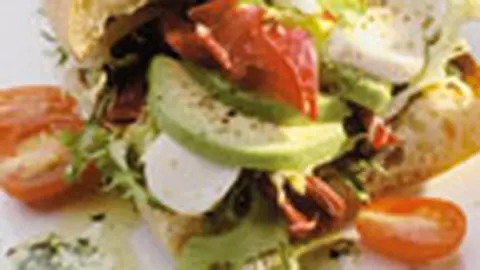 Sandvis cu salata, avocado si mozzarella