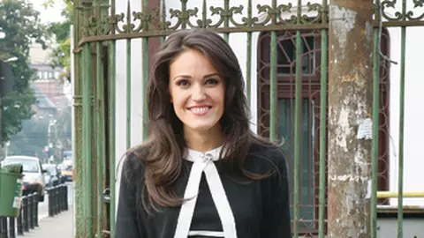 Moda in tinute albe si negre