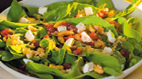 Salata cu branza, cartofi si verdeata