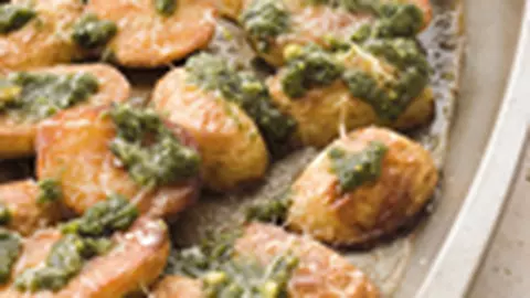 Salata de cartofi noi cu pesmet si parmezan