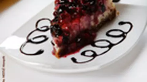 Cheesecake cu fructe de padure si sirop de ciocolata
