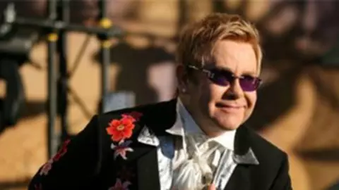 VH2 va canta in deschiderea concertului Sir Elton John & His Band