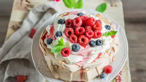 Prajitura Pavlova cu fructe de padure