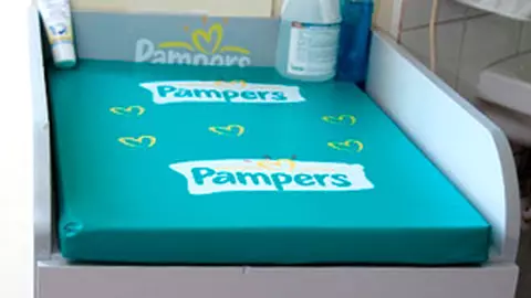 Pampers doneaza mobilier maternitatilor din Romania