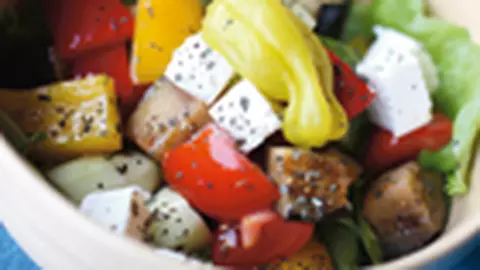 Salata de legume cu masline si branza