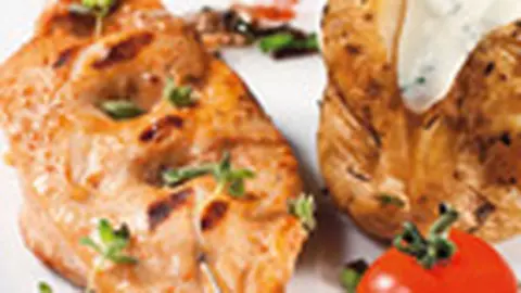 Piept de pui marinat cu ceapa verde