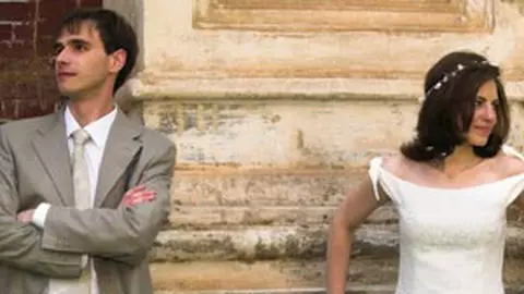 Casatorie sau divort, tot la bani ajungem