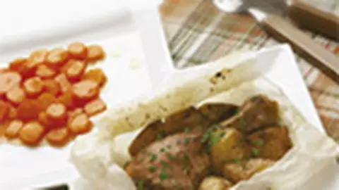 Pui cu chimen-dulce gatit in hartie, cu morcovi Vichy