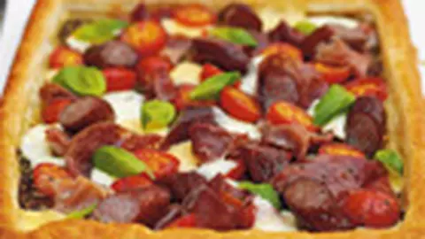 Tarta cu mozzarella si carnati