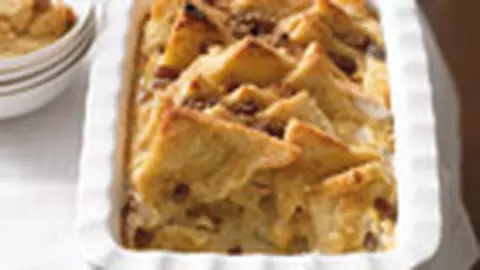 Budinca de paine cu smantana si stafide
