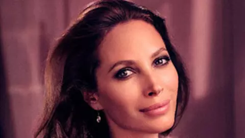 Christy Turligton Burns isi lanseaza primul parfum alaturi de Avon