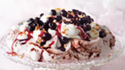 Prajitura Pavlova cu visine si lichior