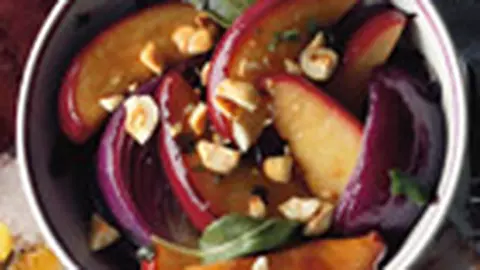 Salata de ceapa rosie coapta, mere si nuci