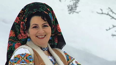 Arta costumului popular – de la pasiune la afacere
