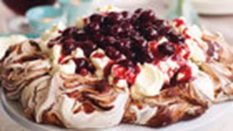 Pavlova cu ciocolata si visine