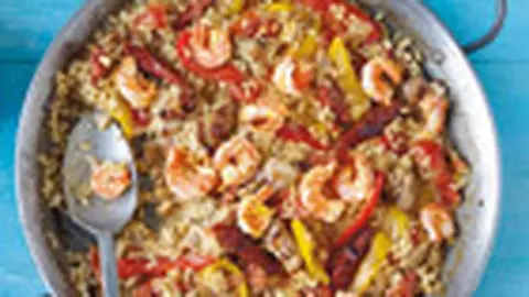 Paella cu pui, carnati chorizo si creveti