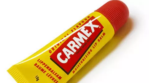 Balsamul de buze Carmex