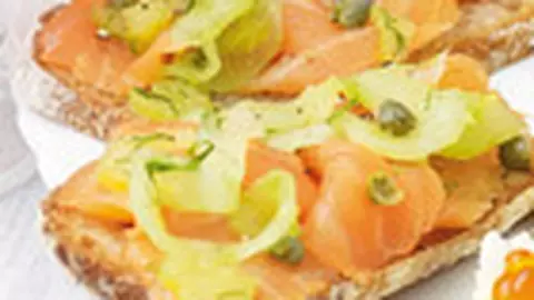 Tartine cu peste, castraveti si capere