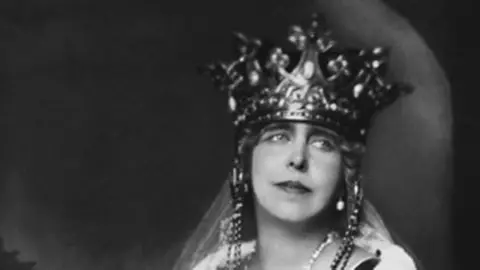 „Povestile Reginei Maria a Romaniei”, in dar de Craciun