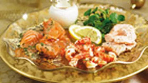 Platou cu somon si fructe de mare